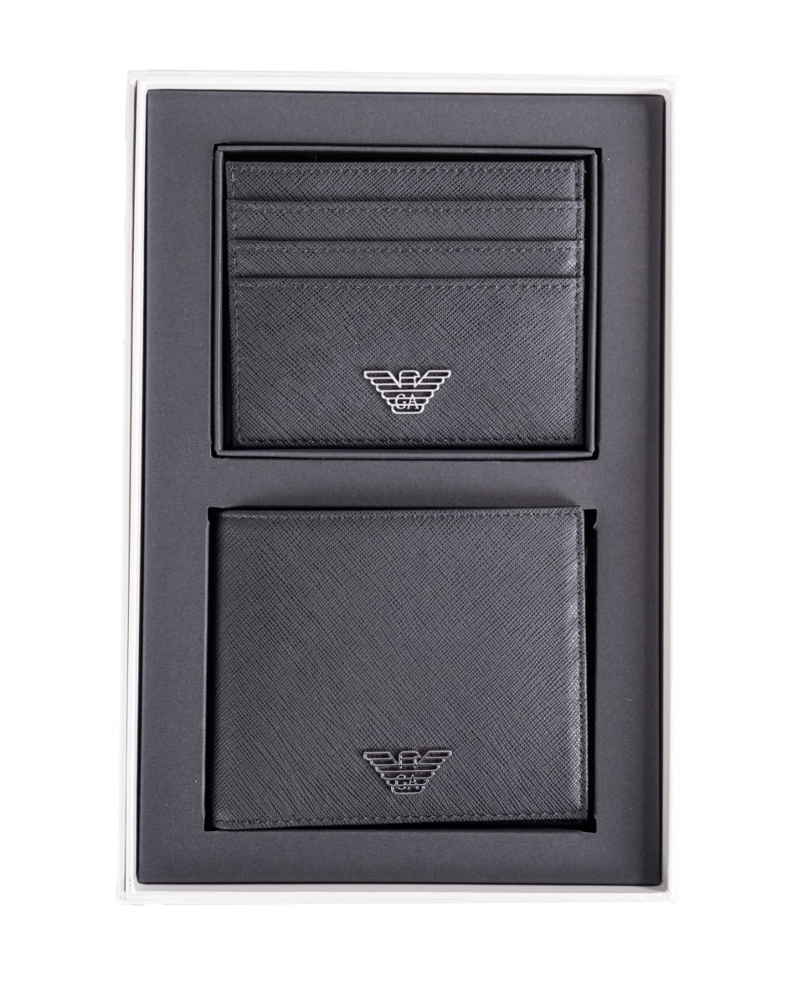 shop EMPORIO ARMANI  Set: Emporio Armani gift box con portafoglio e portacarte in pelle rigenerata saffiano placchetta aquila ASV.
Set 2 pezzi.
Pelle rigenerata.
Saffiano.
Placchetta aquila.
Gift box logata inclusa.
Dimensioni: 10,5 x 9 x 1,5 cm.
Composizione: 100% Poliuretanica.
Made in China.. Y4R237 Y138E-81072 number 8363517